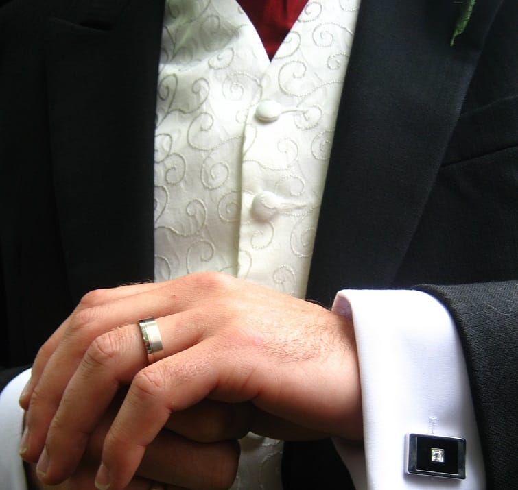 Обручальное кольцо на руке парня